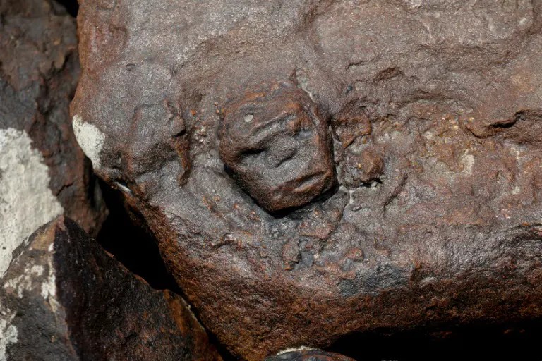 Des gravures rupestres anciennes réapparues sur le site de Praia das Lajes en raison de la sécheresse, le 21 octobre 2023 sur les rives du fleuve Negro à Manaus, dans le nord du Brésil © Michael Dantas