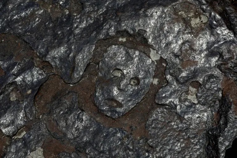 Des gravures rupestres anciennes réapparues sur le site de Praia das Lajes en raison de la sécheresse, le 21 octobre sur les rives du fleuve Negro à Manaus, dans le nord du Brésil © Michael Dantas