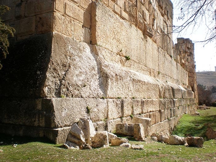 Admirez les impressionnants blocs de Trilithe, qui font partie de la rangée supérieure de pierres du temple de Jupiter Baal. Émerveillez-vous devant leur présence monumentale. Wikimedia Commons.