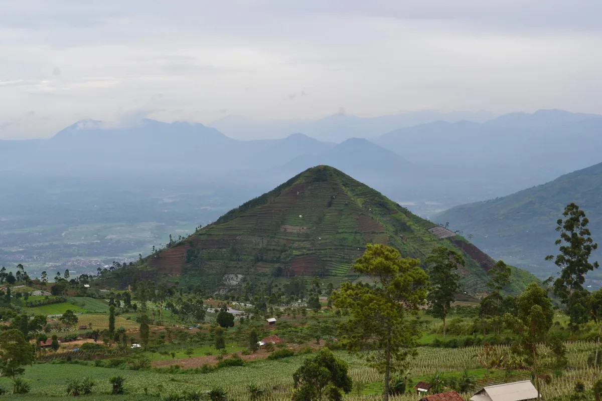 Les gens ont commencé à construire Gunung Padang pendant la période paléolithique. Crédit image : ghanimurtafa/Shutterstock.com