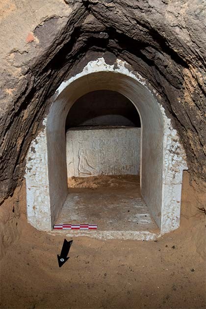 Vue depuis le passage souterrain menant à la chambre funéraire du scribe royal Džehutiemhat. Photo : Petr Košárek, © Institut tchèque d’égyptologie FF Royaume-Uni