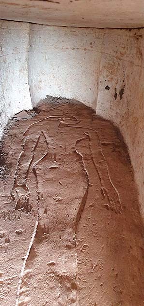 Une vue de l’intérieur du sarcophage où reposait la momie de Dzhehutiemhat dans la représentation de la déesse de l’Ouest. Photo : Petr Košárek, © Institut tchèque d’égyptologie FF Royaume-Uni