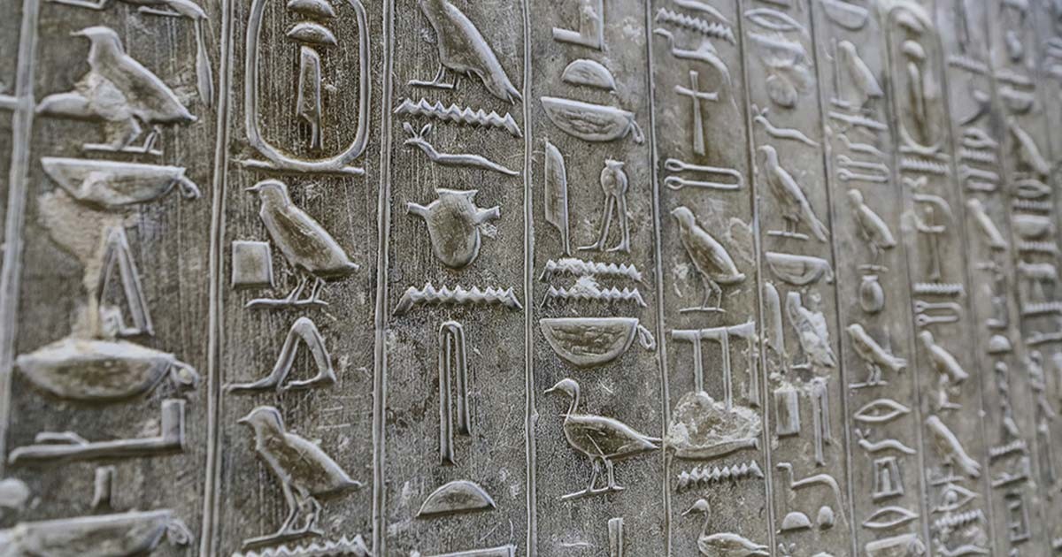 Les textes de la pyramide découverts dans la tombe d’Ounas à Saqqarah en Égypte. Source : EvrenKalinbacak / Adobe Stock