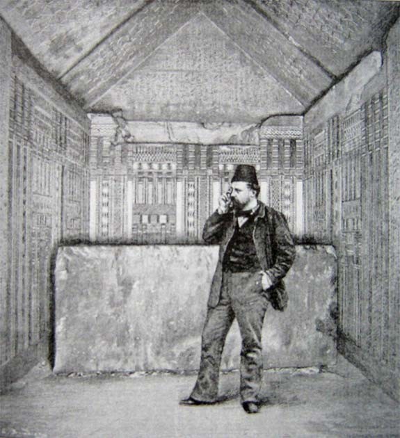 L’égyptologue français Gaston Maspero dans la chambre funéraire de la tombe d’Ounas en 1881. (Domaine public)