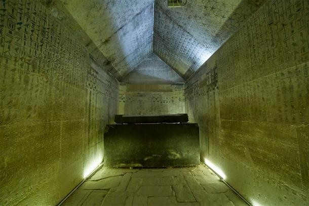 La chambre funéraire découverte dans la tombe d’Ounas avec son mur recouvert de textes pyramidaux gravés. Ces inscriptions étaient-elles d’anciens sortilèges ou des incantations de transe ? (Sailingstone Travel / Adobe Stock)