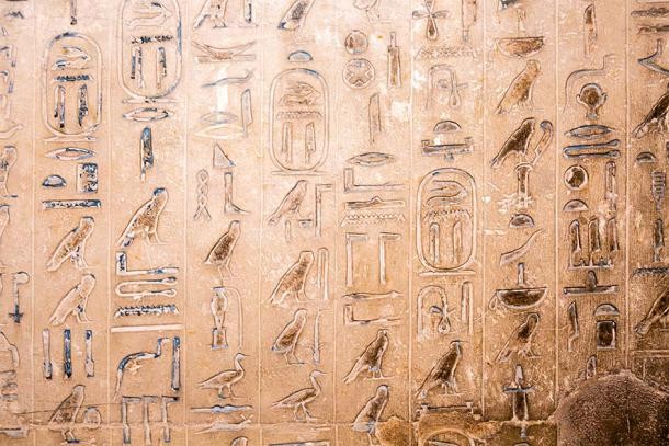 Textes des pyramides hiéroglyphiques découverts sur les murs de la tombe d’Ounas. S’agissait-il réellement de sorts ou d’incantations induisant la transe ? (rninov / Adobe Stock)