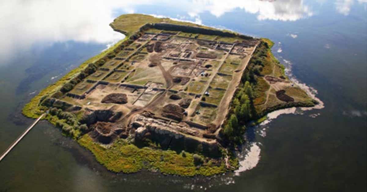 Vue aérienne du lac Tere-Khol et de l’île de Por-Bajin, la forteresse sibérienne. Source : Fondation culturelle Por Bajin