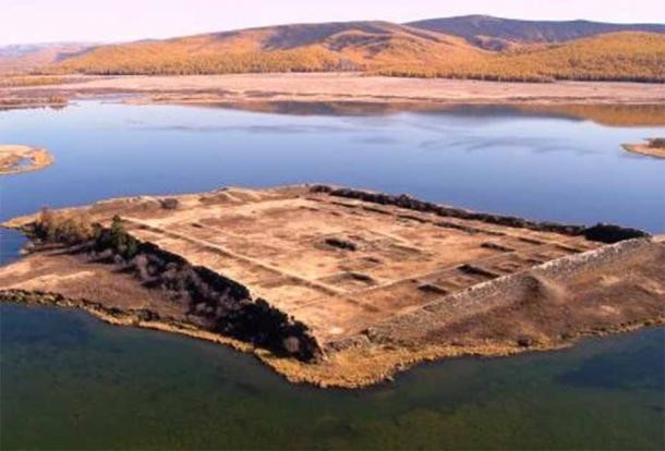 Vue aérienne du lac Tere-Khol et de l’île de Por-Bajin. La forteresse sibérienne reste une énigme. (Fondation de la forteresse de Por-Bajin/CC PAR 4.0 )