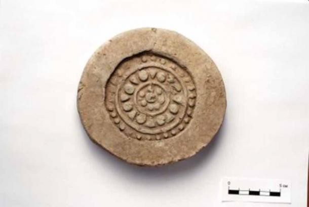 Fleuron pour tuiles de style chinois, trouvé à Por-Bazhyn lors de fouilles en 2007. (Fondation de la forteresse de Por-Bajin/CC PAR 4.0)