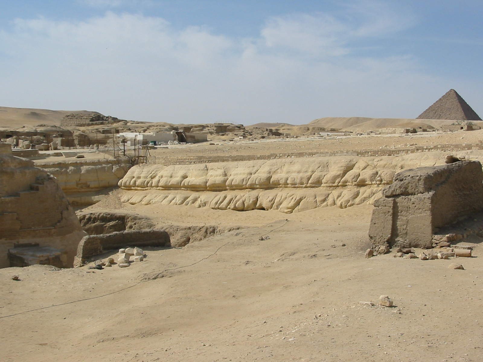Le mur ouest de l’enceinte du Sphinx, montrant une érosion constante sur toute sa longueur. Avec l’aimable autorisation et le droit d’auteur de Colin Reader.