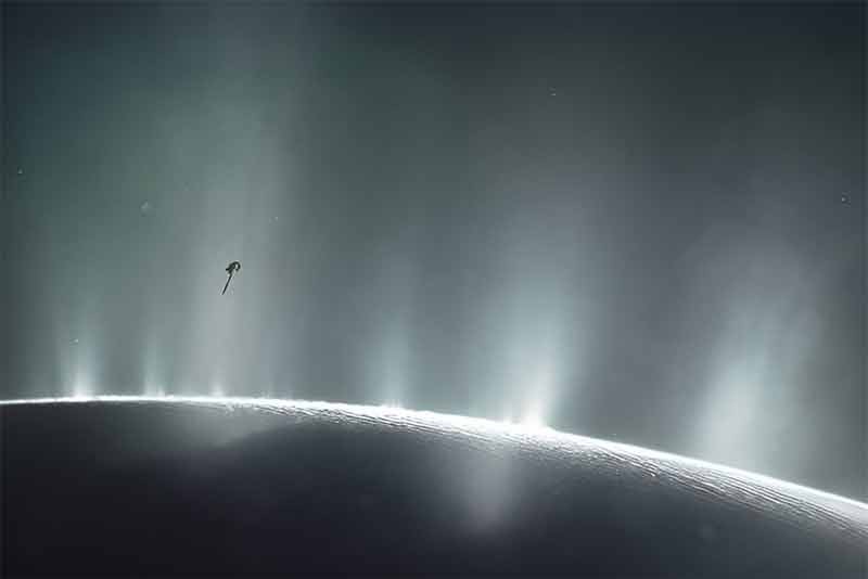 Les panaches d’Encelade contiennent des grains de glace riches en phosphate. Crédit : NASA