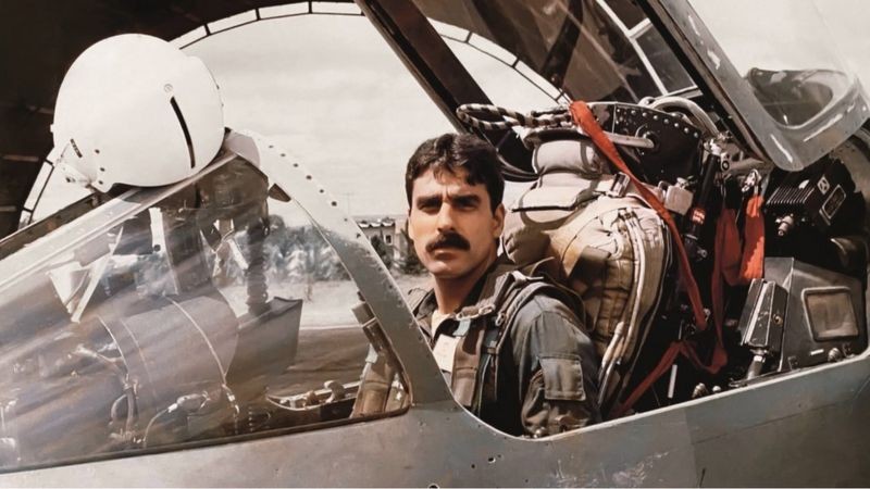 Le capitaine Armindo Sousa Viriato de Freitas dans un avion de chasse des FAB, les forces aériennes brésiliennes