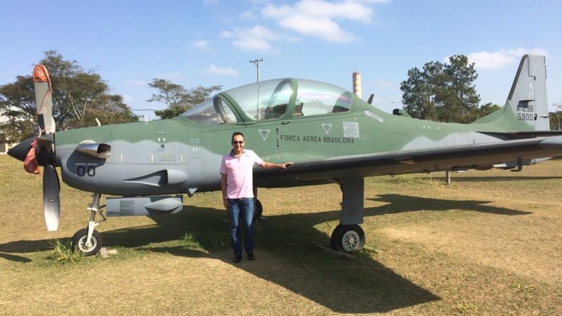 Edson Boaventura Júnior à côté d'un Super Tucano A-29